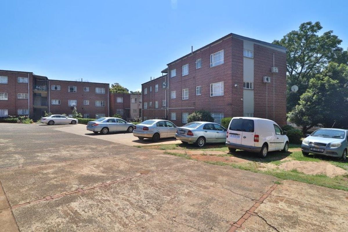 A beautifully presented upper-level apartment is now available at Holland Hill, Clarendon - Photo 3