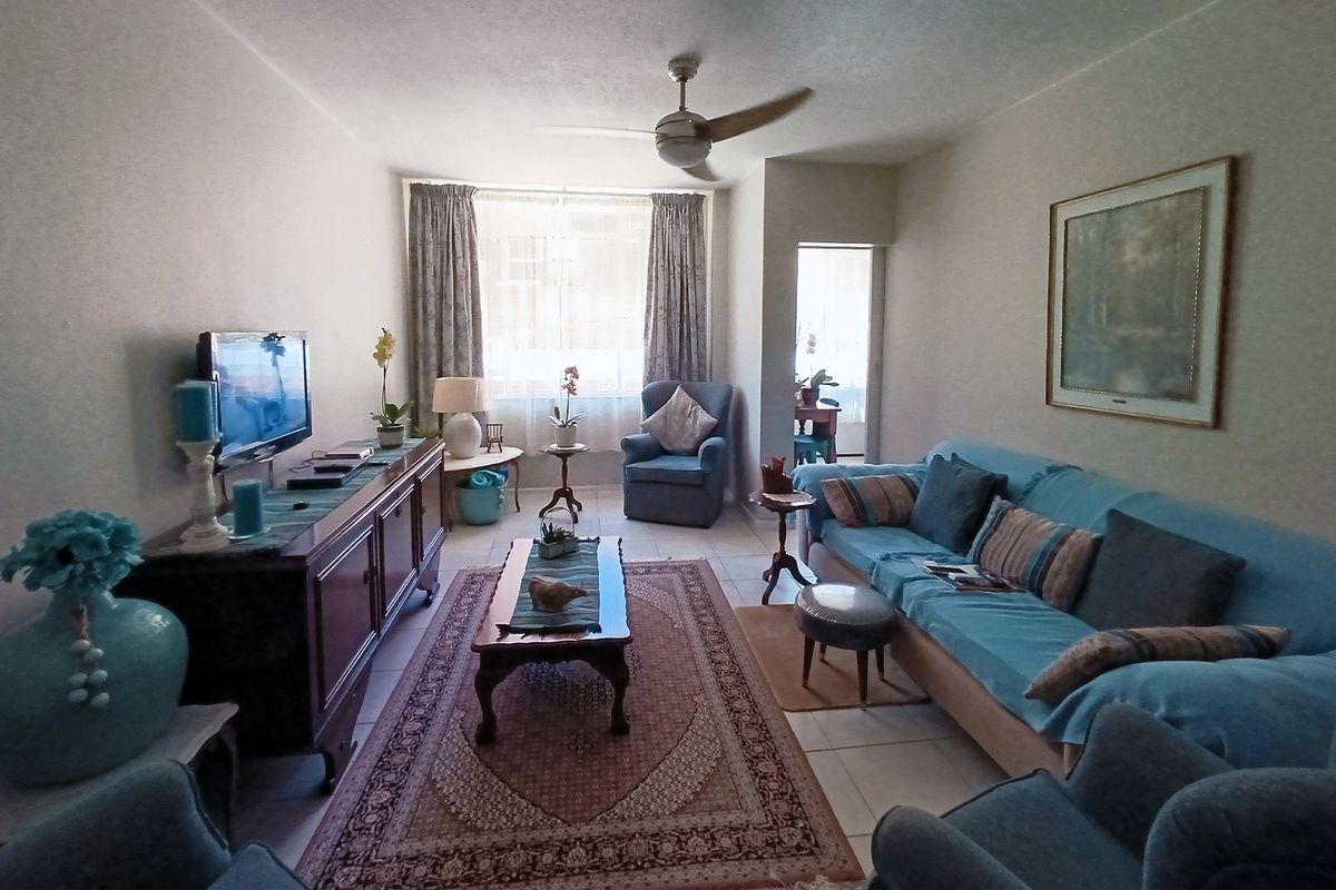 Stunning refurbished 2-bedroom apartment on 1st floor - perfect for modern living. - Photo 4