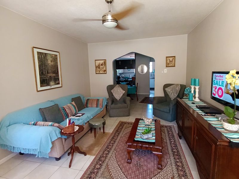 Stunning refurbished 2-bedroom apartment on 1st floor - perfect for modern living. - Photo 3