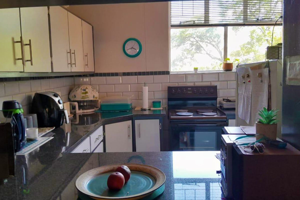 Stunning refurbished 2-bedroom apartment on 1st floor - perfect for modern living. - Photo 2