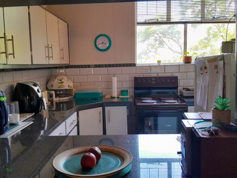 Stunning refurbished 2-bedroom apartment on 1st floor - perfect for modern living. - Photo 2