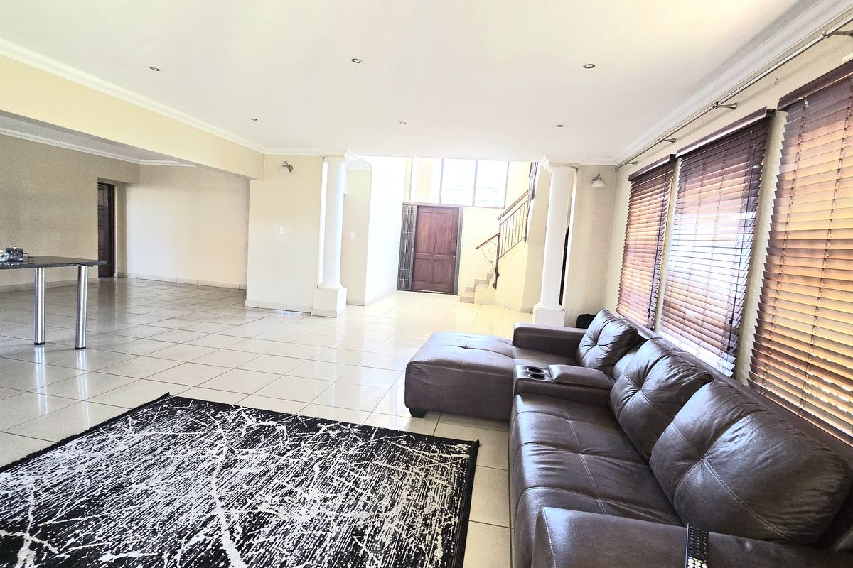 Spacious 4-Bedroom Home in Secure, Family-Friendly Complex. - Photo 4