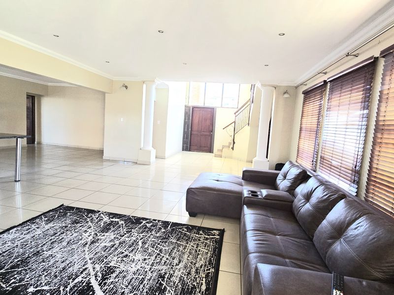 Spacious 4-Bedroom Home in Secure, Family-Friendly Complex. - Photo 4