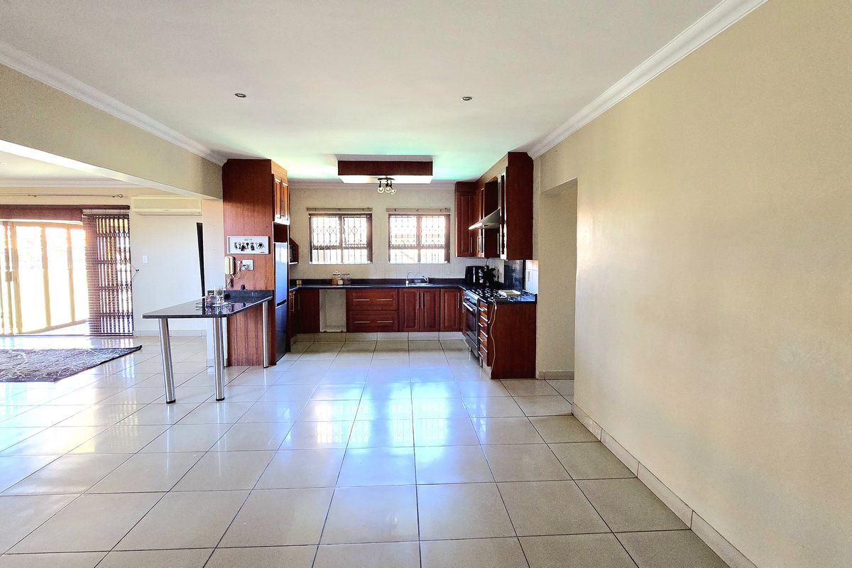 Spacious 4-Bedroom Home in Secure, Family-Friendly Complex. - Photo 5