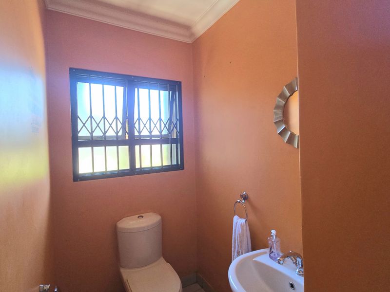 Spacious 4-Bedroom Home in Secure, Family-Friendly Complex. - Photo 10