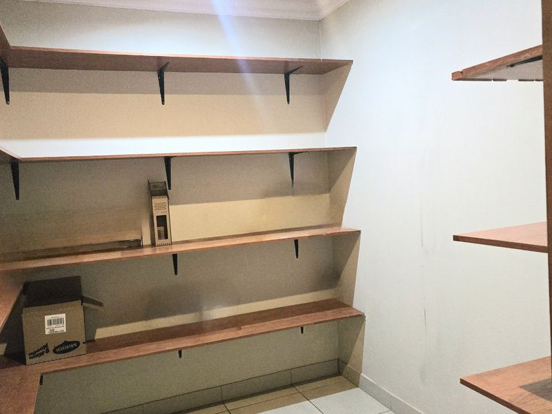 Spacious 4-Bedroom Home in Secure, Family-Friendly Complex. - Photo 9