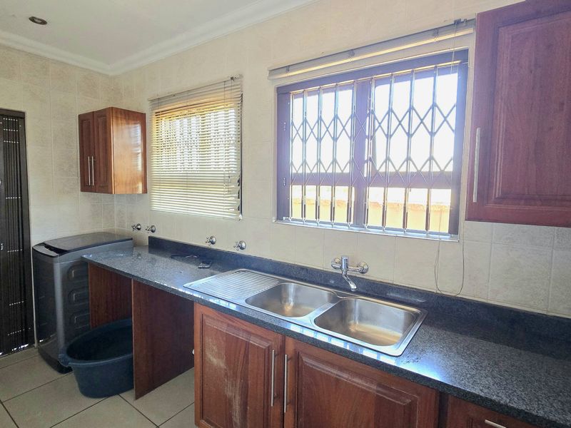 Spacious 4-Bedroom Home in Secure, Family-Friendly Complex. - Photo 8