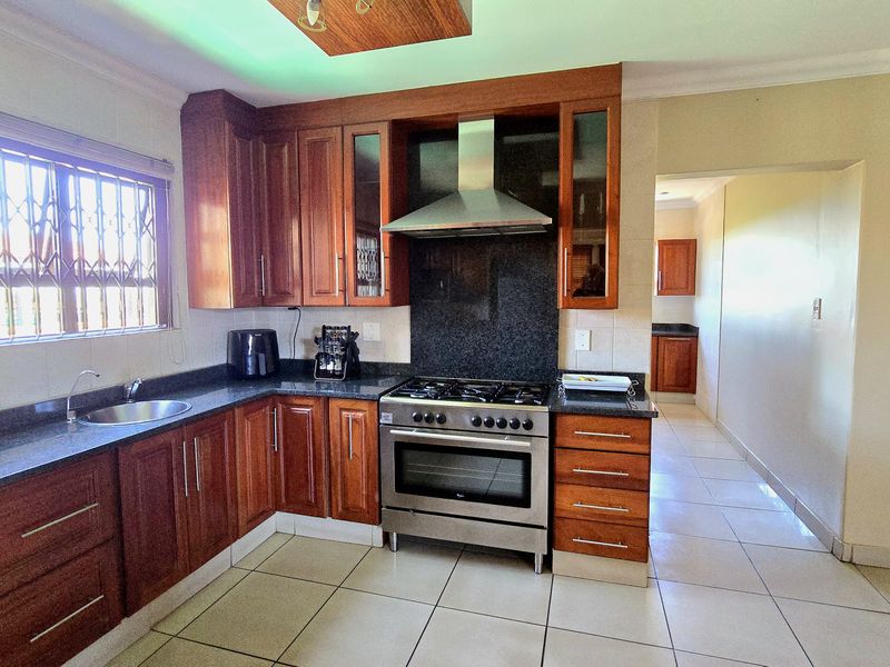 Spacious 4-Bedroom Home in Secure, Family-Friendly Complex. - Photo 7