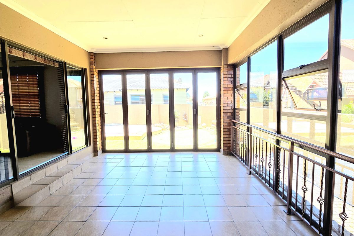Spacious 4-Bedroom Home in Secure, Family-Friendly Complex. - Photo 3