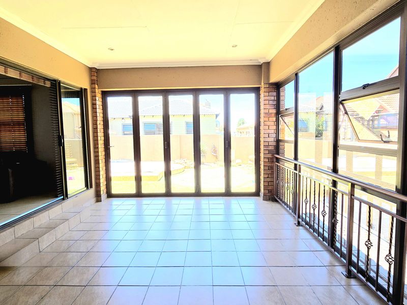 Spacious 4-Bedroom Home in Secure, Family-Friendly Complex. - Photo 3