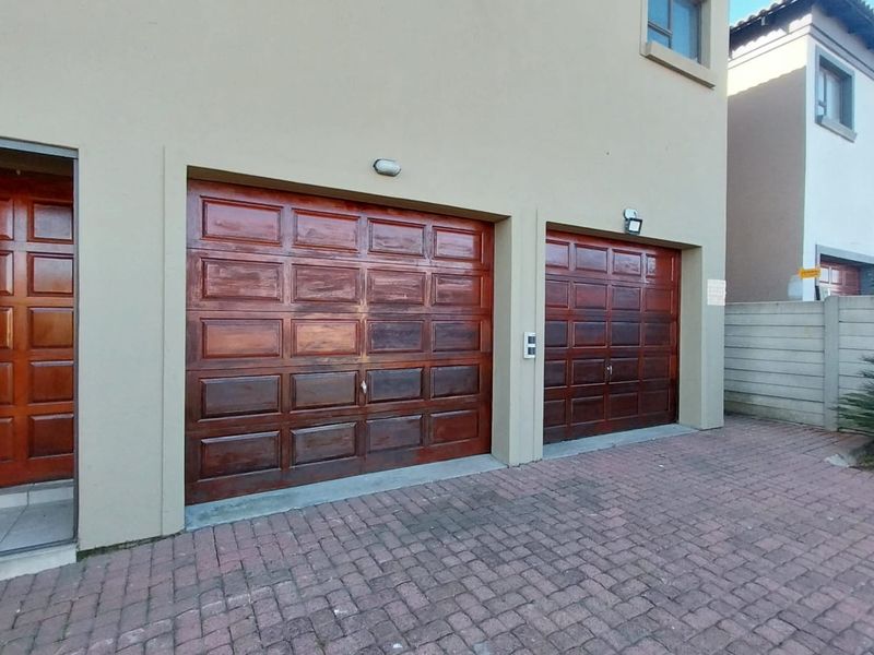 Luxurious 3-bedroom Double-Story House in Secunda - Photo 3