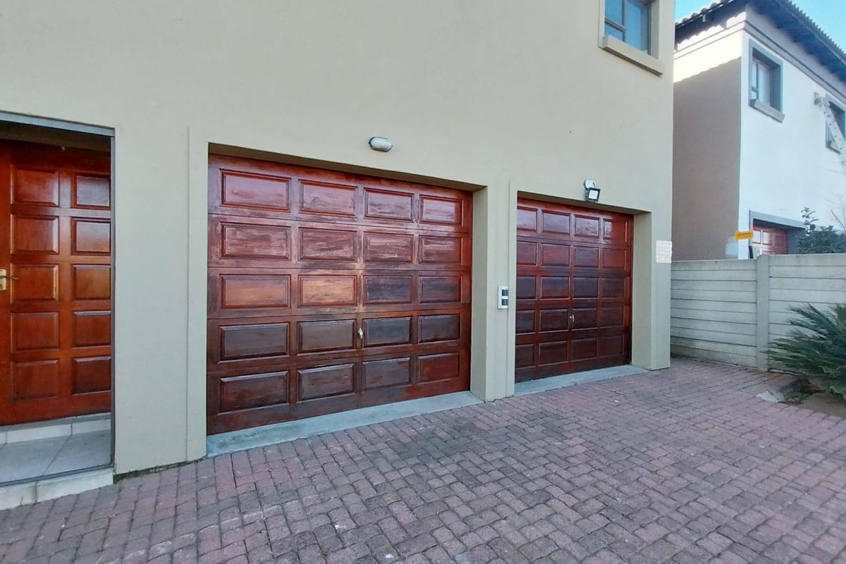 Luxurious 3-bedroom Double-Story House in Secunda - Photo 3