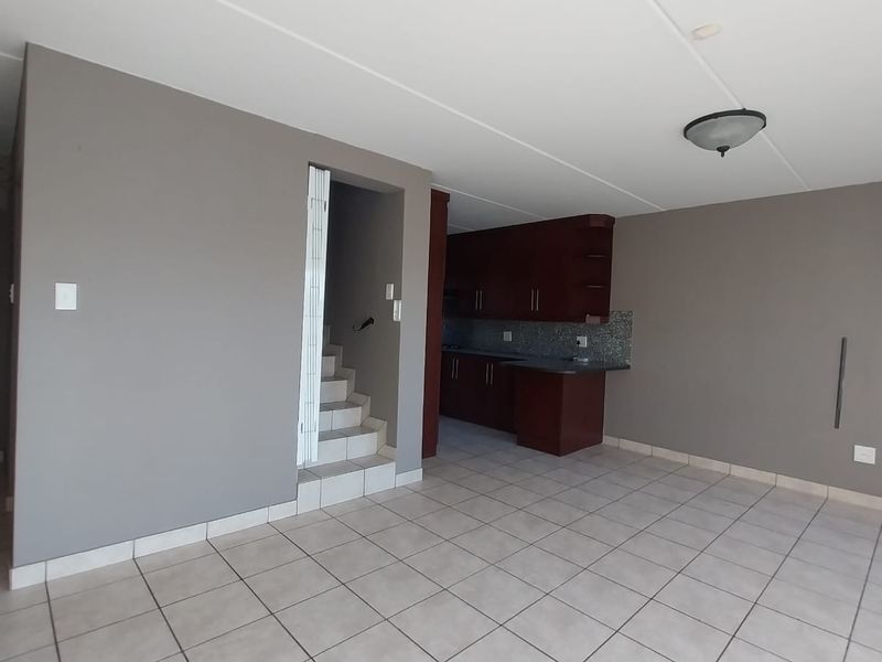 Luxurious 3-bedroom Double-Story House in Secunda - Photo 10