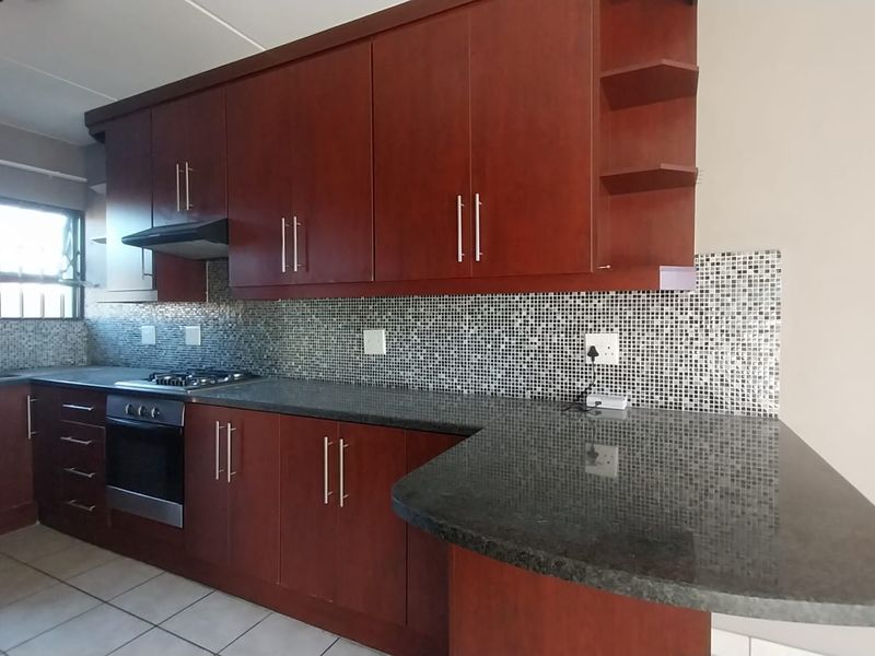 Luxurious 3-bedroom Double-Story House in Secunda - Photo 7