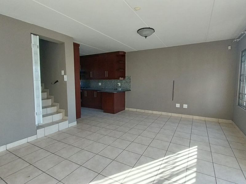 Luxurious 3-bedroom Double-Story House in Secunda - Photo 9