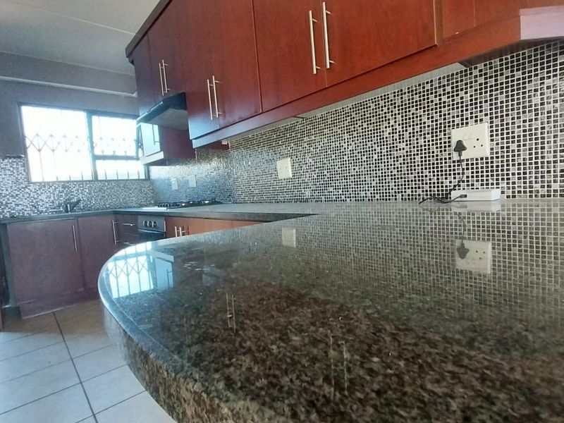 Luxurious 3-bedroom Double-Story House in Secunda - Photo 6