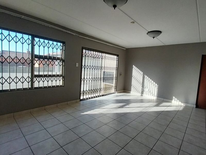 Luxurious 3-bedroom Double-Story House in Secunda - Photo 8