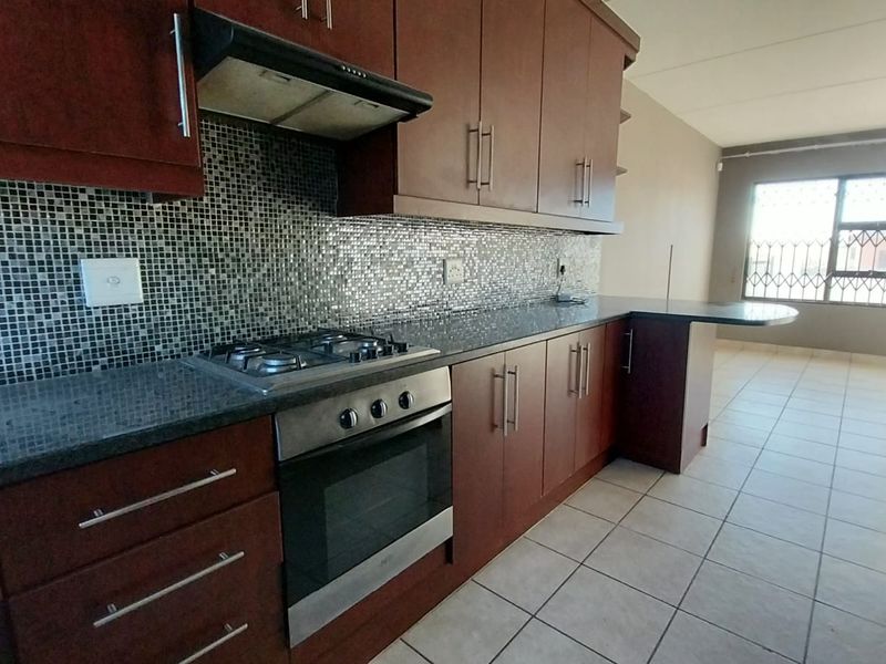 Luxurious 3-bedroom Double-Story House in Secunda - Photo 5