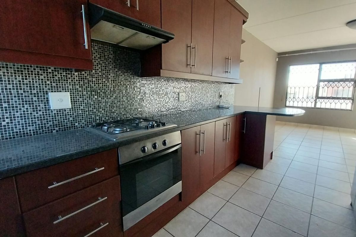 Luxurious 3-bedroom Double-Story House in Secunda - Photo 5