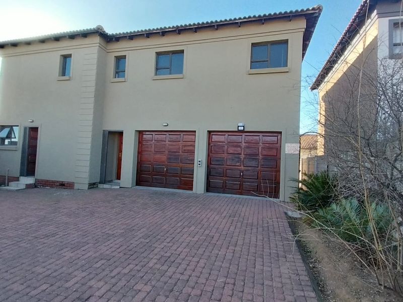Luxurious 3-bedroom Double-Story House in Secunda - Photo 2