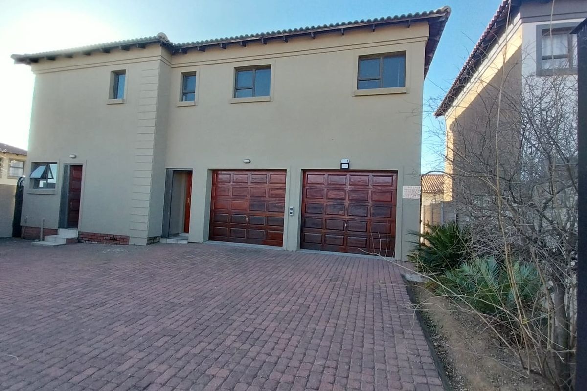 Luxurious 3-bedroom Double-Story House in Secunda - Photo 2