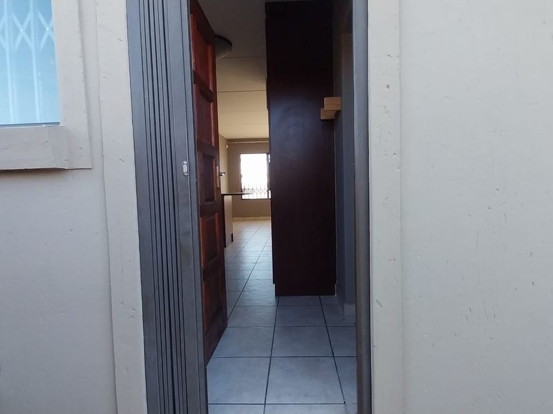Luxurious 3-bedroom Double-Story House in Secunda - Photo 4