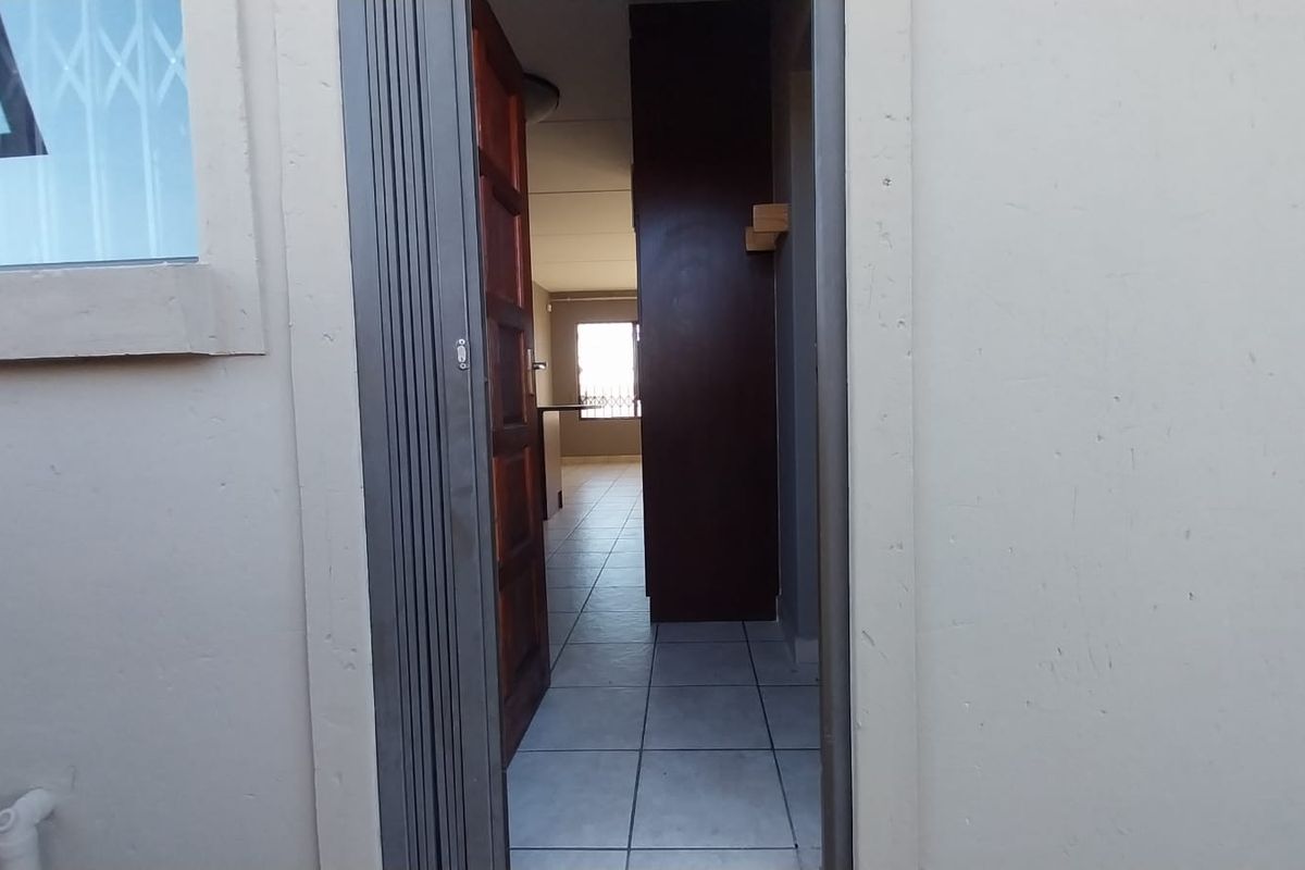 Luxurious 3-bedroom Double-Story House in Secunda - Photo 4