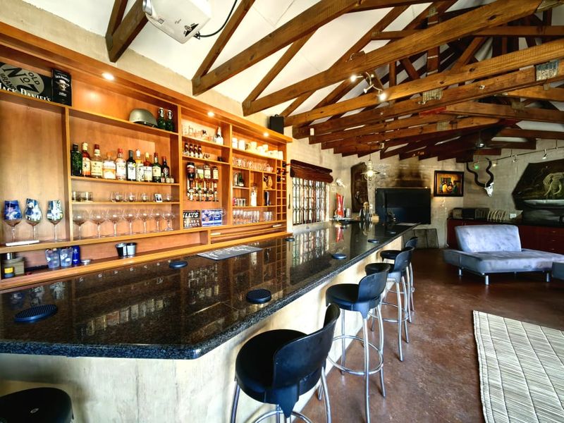 Spacious 4-Bedroom Family Home with Two Income-Generating Flats, Stunning Pool & Entertainment Areas - Photo 4