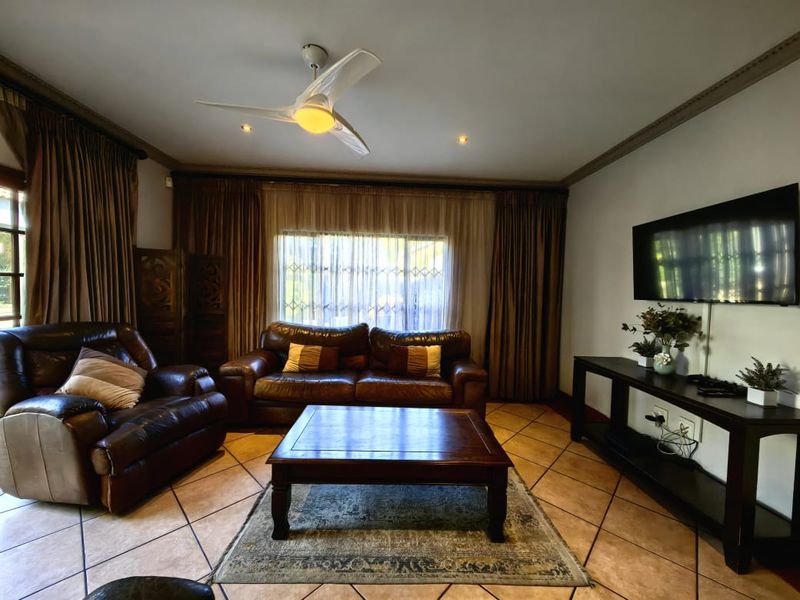 Spacious 4-Bedroom Family Home with Two Income-Generating Flats, Stunning Pool & Entertainment Areas - Photo 5