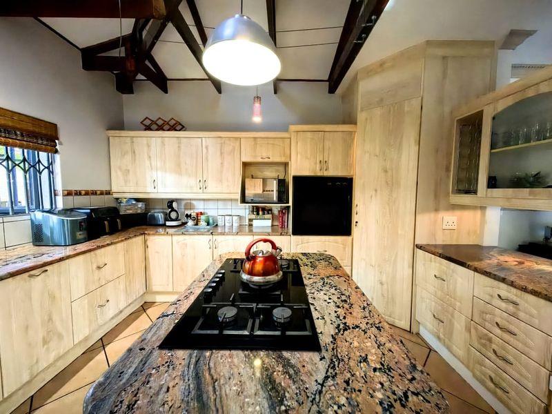 Spacious 4-Bedroom Family Home with Two Income-Generating Flats, Stunning Pool & Entertainment Areas - Photo 8