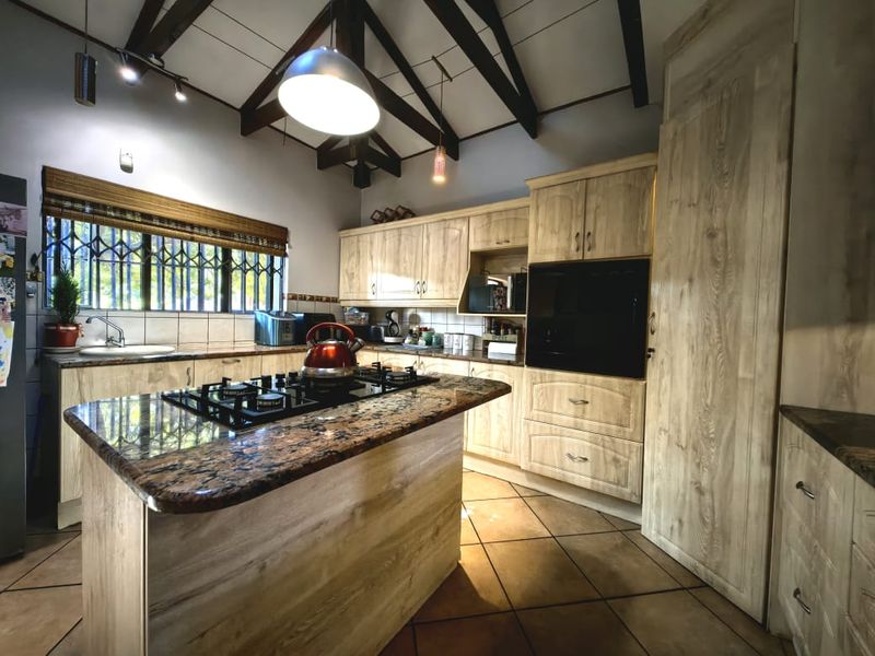 Spacious 4-Bedroom Family Home with Two Income-Generating Flats, Stunning Pool & Entertainment Areas - Photo 7