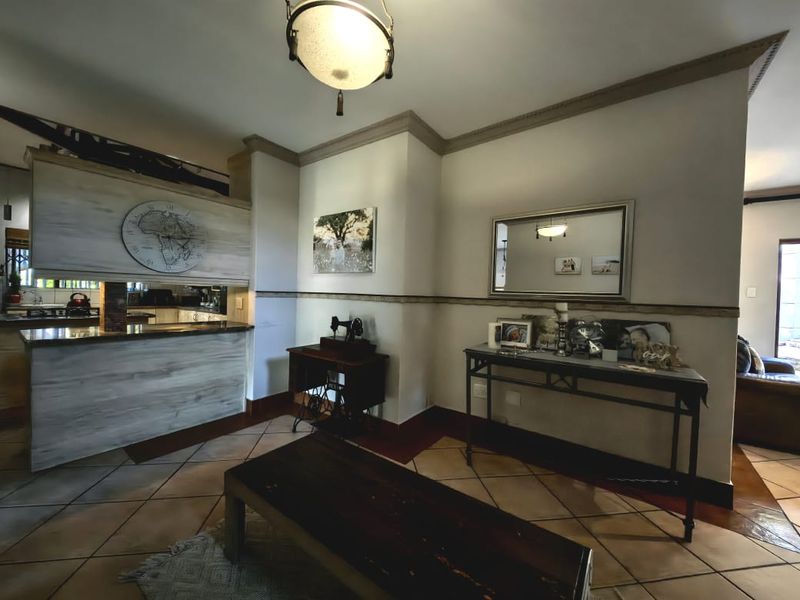 Spacious 4-Bedroom Family Home with Two Income-Generating Flats, Stunning Pool & Entertainment Areas - Photo 6