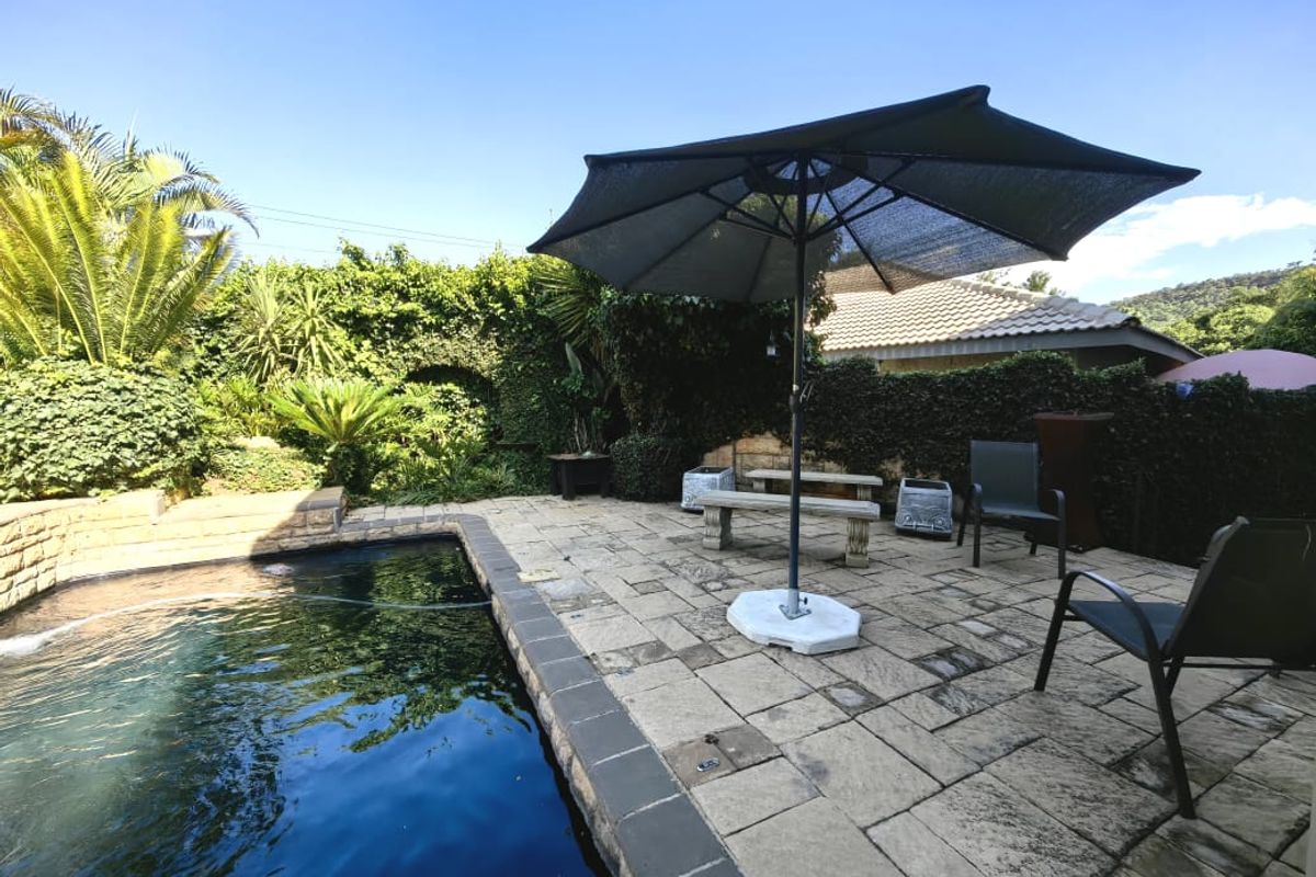 Spacious 4-Bedroom Family Home with Two Income-Generating Flats, Stunning Pool & Entertainment Areas - Photo 2