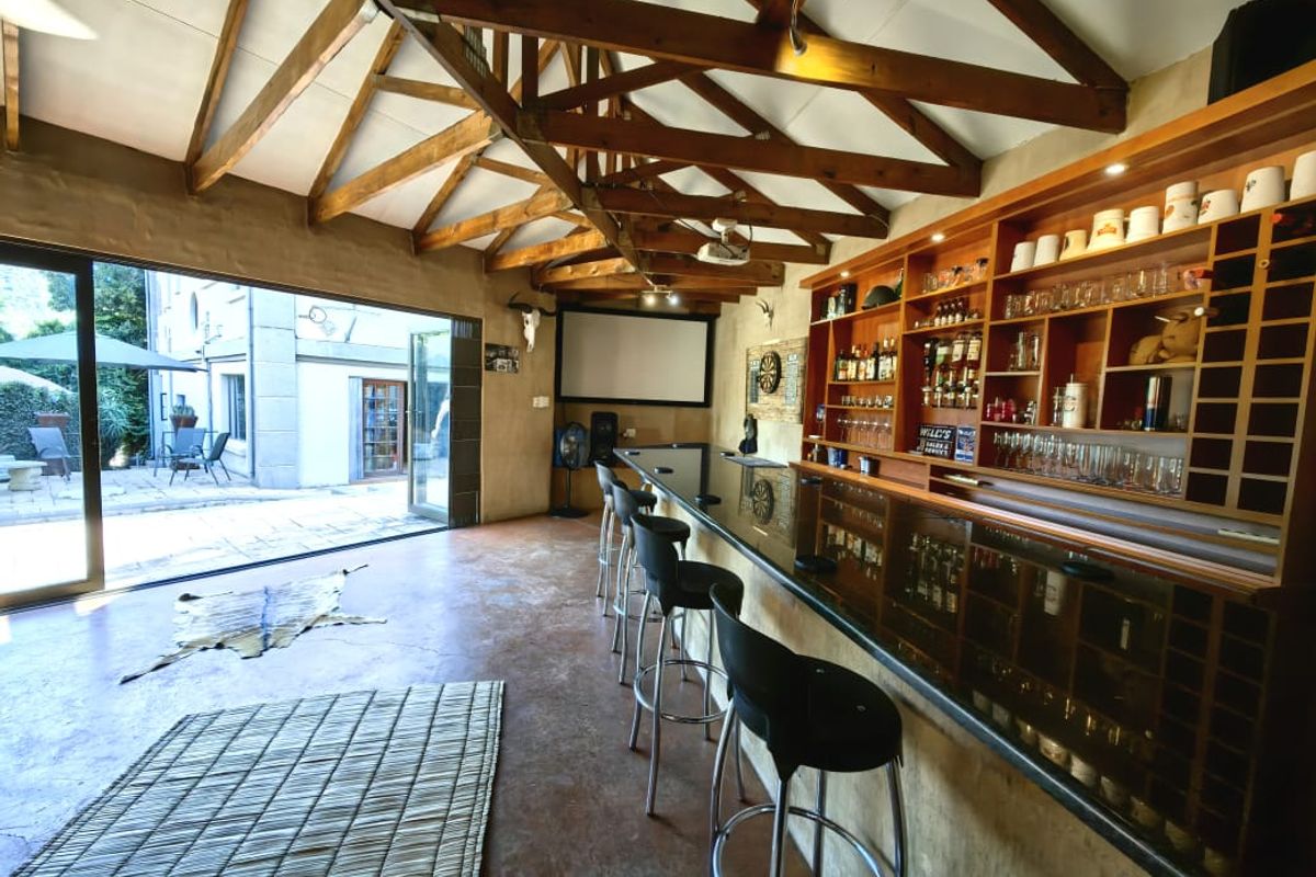 Spacious 4-Bedroom Family Home with Two Income-Generating Flats, Stunning Pool & Entertainment Areas - Photo 3