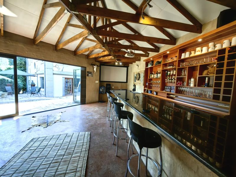 Spacious 4-Bedroom Family Home with Two Income-Generating Flats, Stunning Pool & Entertainment Areas - Photo 3