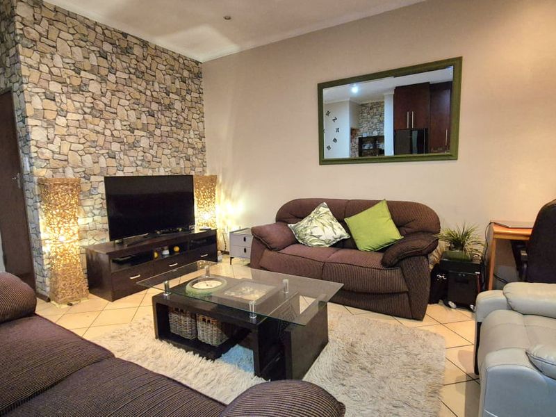 Modern 2-Bedroom, 2-Bathroom Pet-Friendly Apartment in Sunnyrock - Photo 2