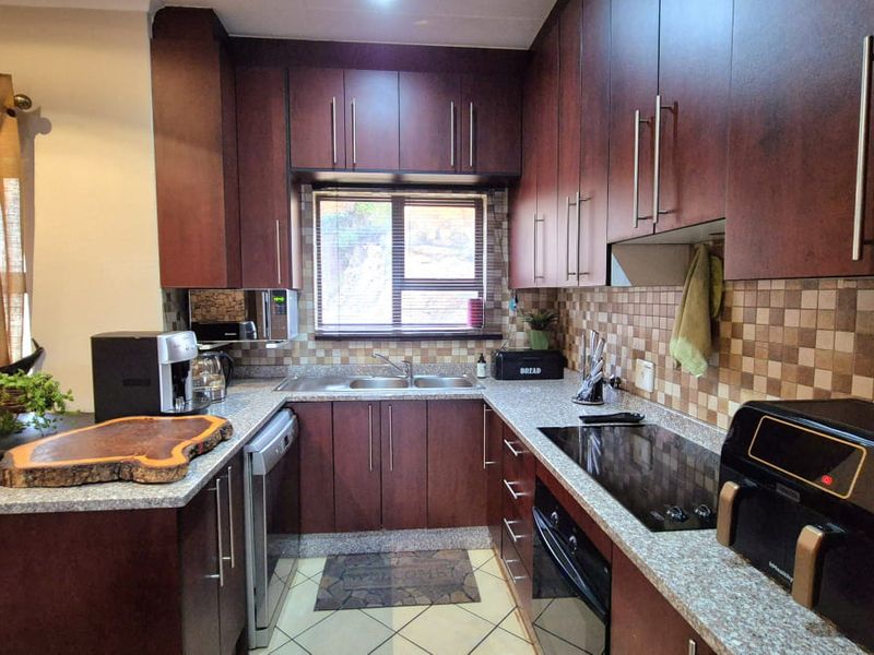 Modern 2-Bedroom, 2-Bathroom Pet-Friendly Apartment in Sunnyrock - Photo 5