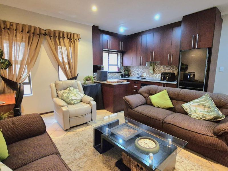 Modern 2-Bedroom, 2-Bathroom Pet-Friendly Apartment in Sunnyrock - Photo 3