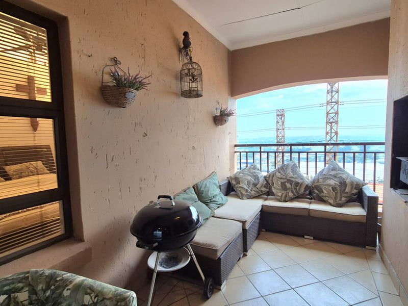 Modern 2-Bedroom, 2-Bathroom Pet-Friendly Apartment in Sunnyrock - Photo 4