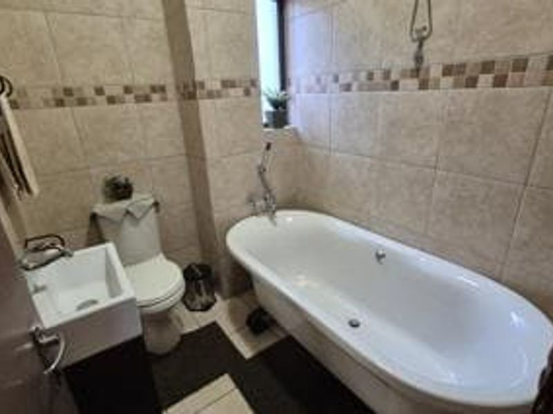 Modern 2-Bedroom, 2-Bathroom Pet-Friendly Apartment in Sunnyrock - Photo 9