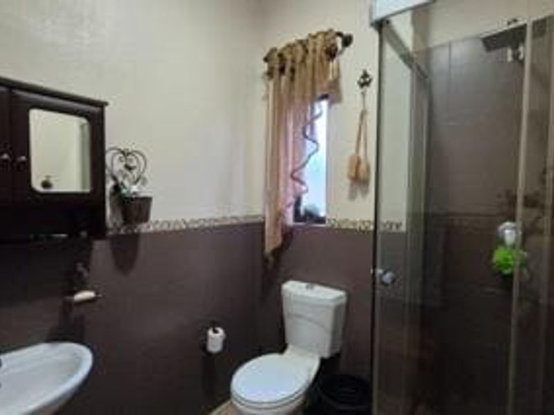 Modern 2-Bedroom, 2-Bathroom Pet-Friendly Apartment in Sunnyrock - Photo 7