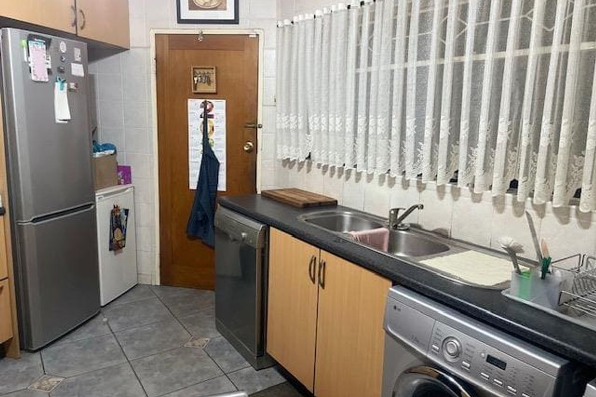 Spacious 4-Bedroom Family Home in Secure Boomed Area of Edenglen - Photo 5