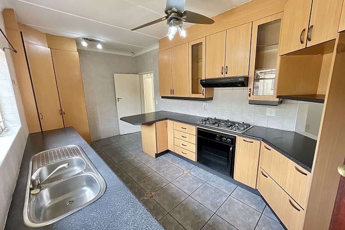 Spacious 4-Bedroom Family Home in Secure Boomed Area of Edenglen - Photo 4