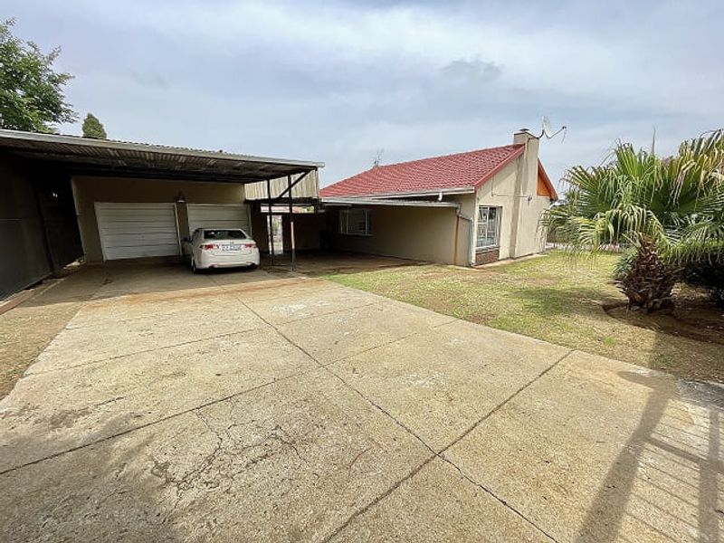 Spacious 4-Bedroom Family Home in Secure Boomed Area of Edenglen - Photo 9