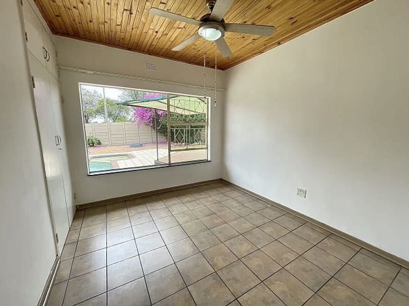 Spacious 4-Bedroom Family Home in Secure Boomed Area of Edenglen - Photo 7