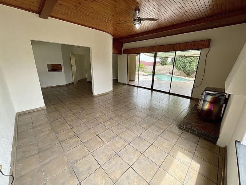 Spacious 4-Bedroom Family Home in Secure Boomed Area of Edenglen - Photo 6