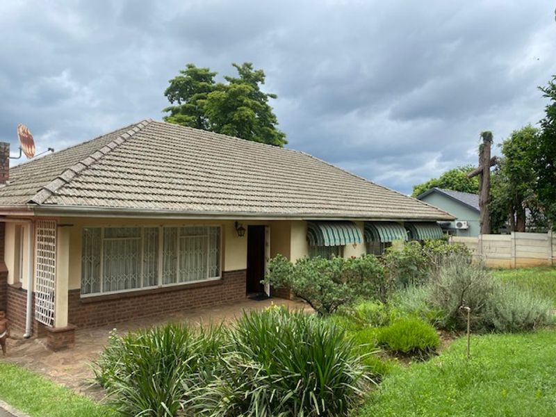 Charming 4 bedroom home for Sale! Ideal for Living or Investment - Photo 1