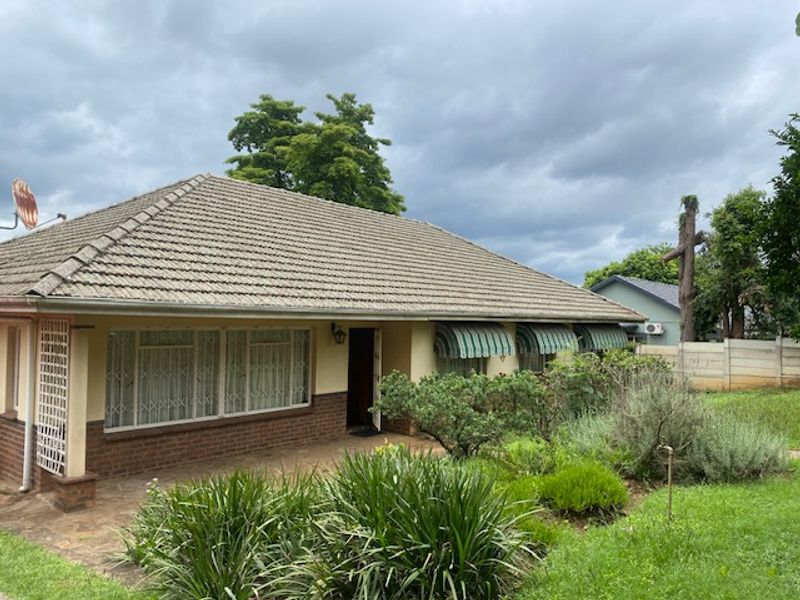 Charming 4 bedroom home for Sale! Ideal for Living or Investment - Photo 2