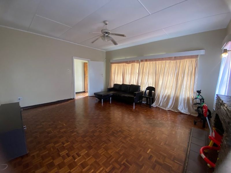 Charming 4 bedroom home for Sale! Ideal for Living or Investment - Photo 7