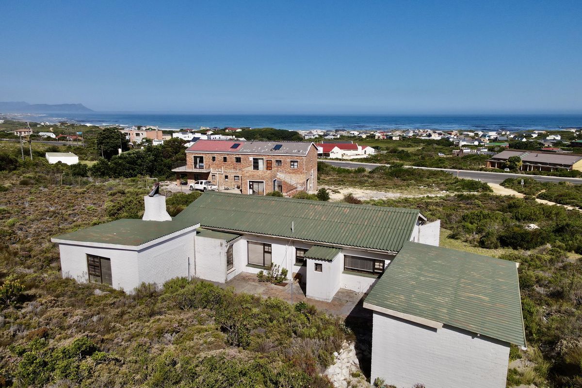 4 Bedroom Home at foot of Kogelberg mountain - Photo 3